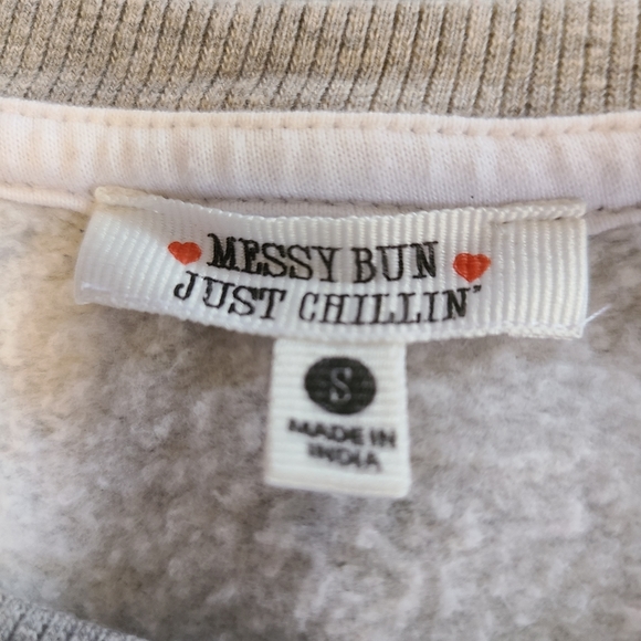 Messy Bun Just Chillin Fall Gray Crewneck Sweatshirt Women's Size Small - Picture 4 of 8